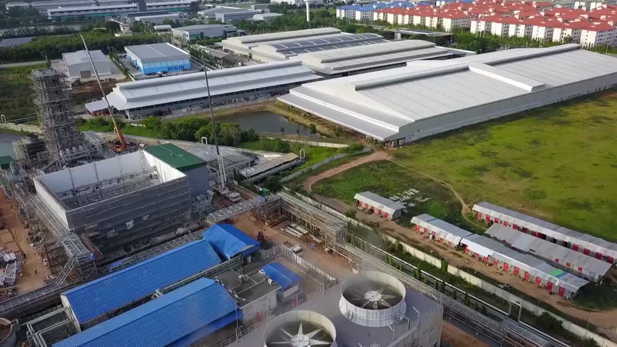 Planta industrial: o bloqueio LOTO protege quem faz a manutenção do equipamento.