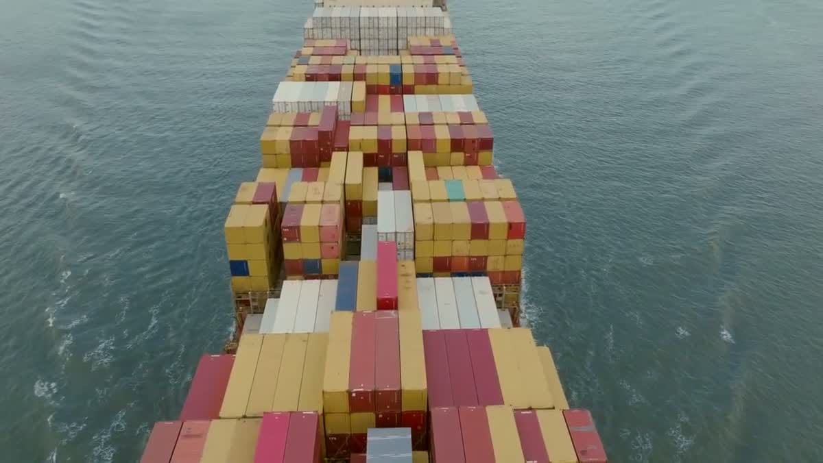 Navio porta-contêineres em operação: é neste elo que o lacre ISO 17712 precisa resistir e ser conferido.