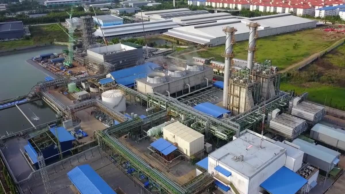 Instalação industrial: o lacre do extintor é conferido em toda inspeção de rotina.