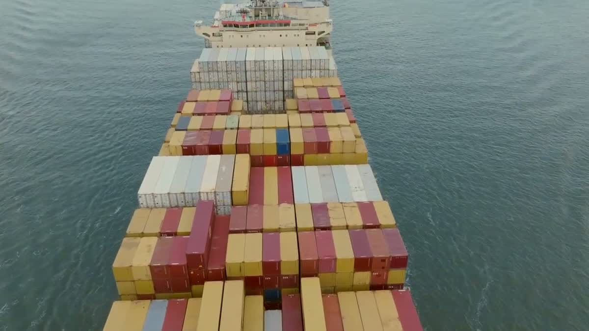 Operação de embarque: a fita VOID evidencia a abertura mesmo depois de recolada.