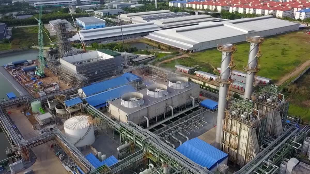 Planta industrial. Norma técnica é o que torna o resultado repetível, lote após lote.