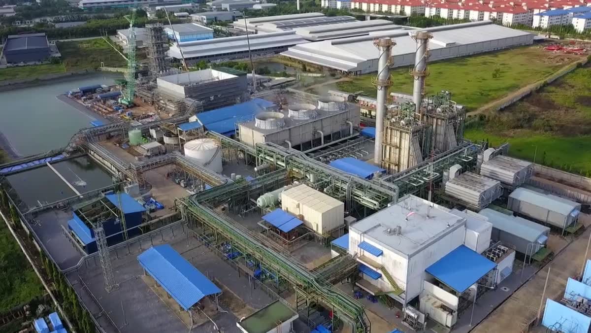 Ambiente industrial: a norma do produto começa no controle do processo de fabricação.