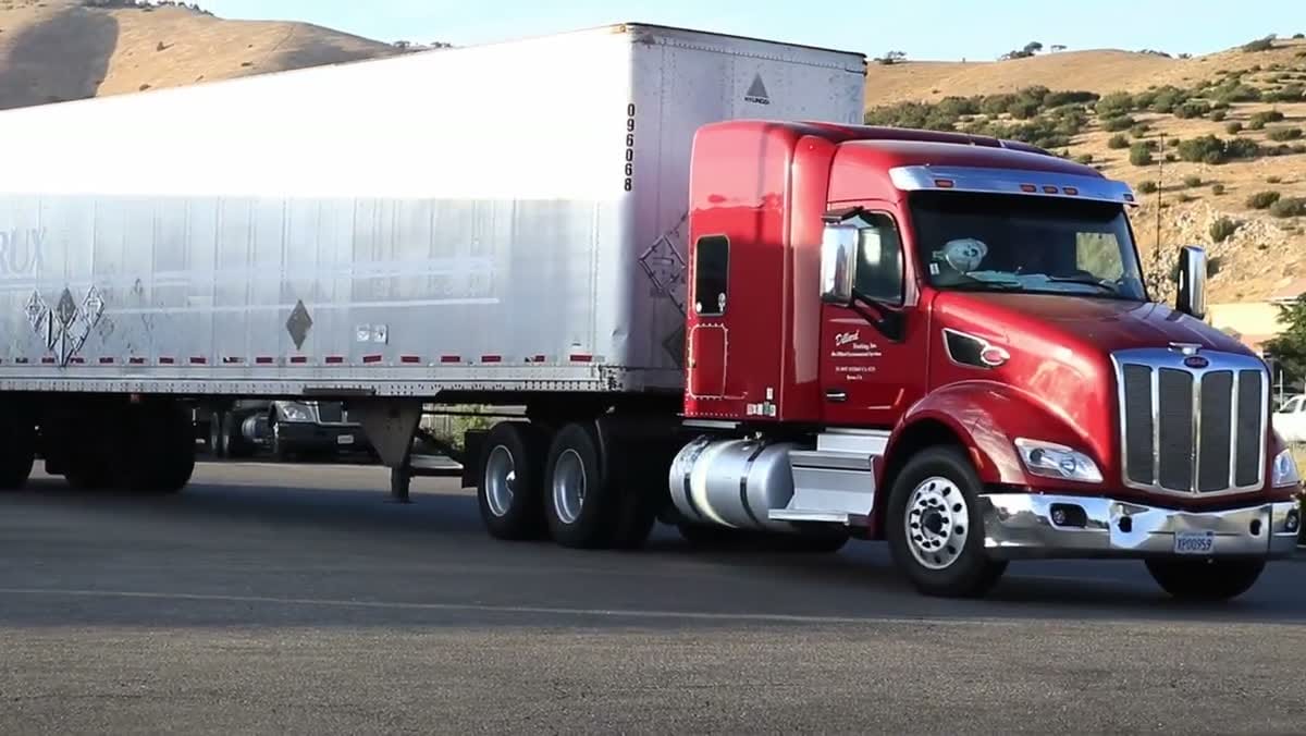 Transporte rodoviário de carga seca, o cenário mais comum de aplicação de lacres.